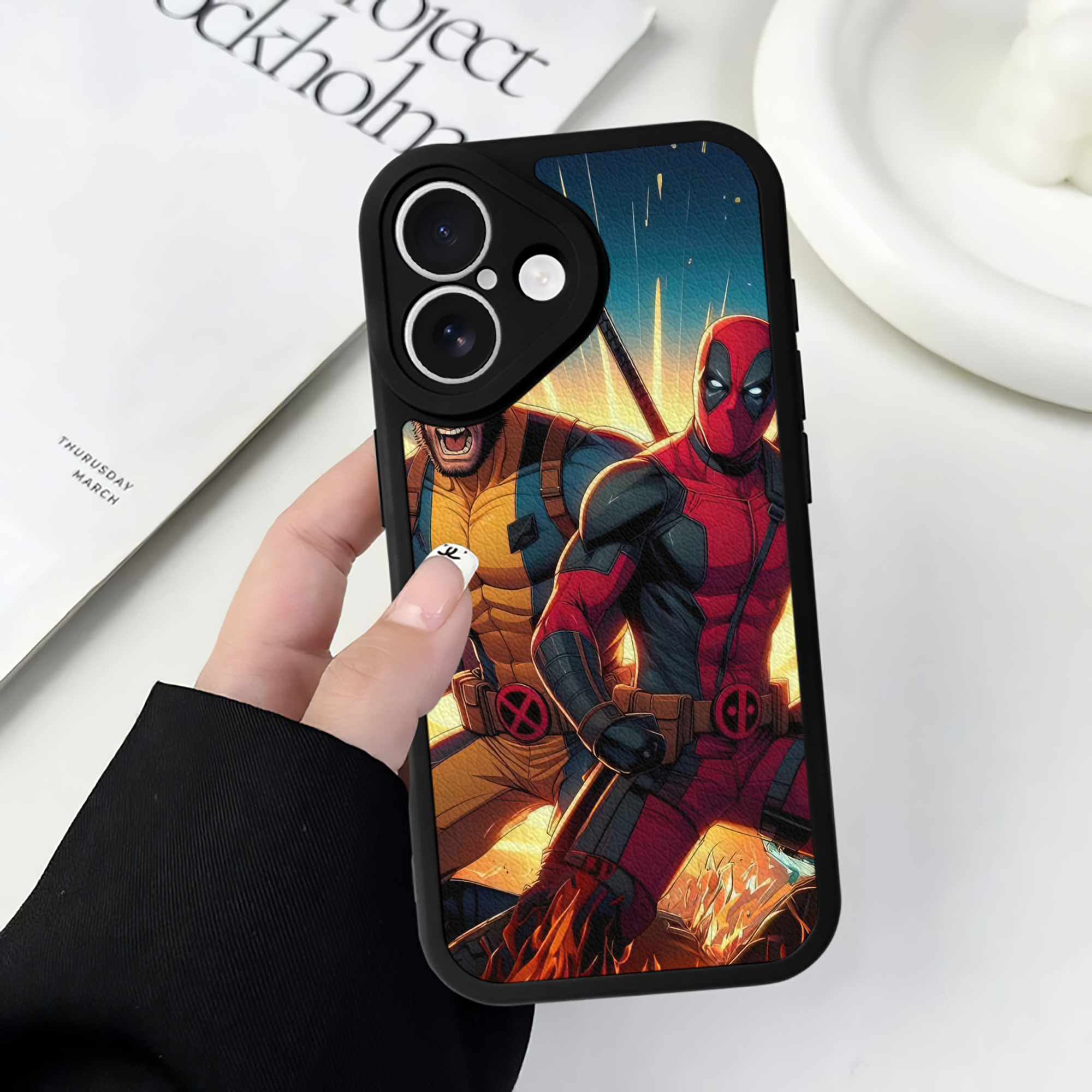 （画像用） Deadpool デッドプール 【iPhone 16シリーズ対応】シリコンスマホケース（レザー調） 材質：シリコン